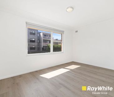 Freshly Renovated Top Floor Apartment - Stylish & Convenient Living - Photo 6