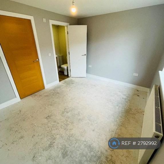 4 bedroom end of terrace house to rent - Photo 1