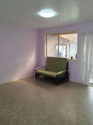 Full contained Unit - 2 bedrooms, sunroom, garden - Photo 4