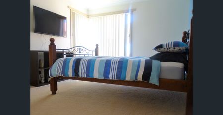 Waves beckon from across the road - Photo 2