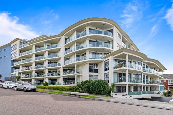 Luxurious 2-Bedroom Apartment with Uninterrupted Ocean Views - Photo 1