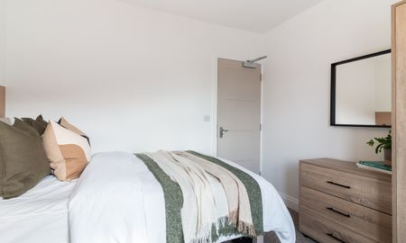 Stunning Refurbed Home in Stanway location - Photo 2