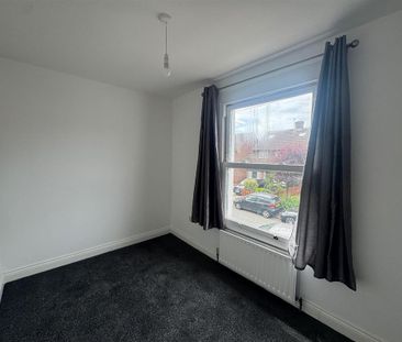 4 bedroom end of terrace house to rent - Photo 2
