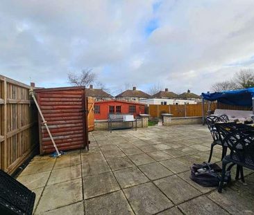 Basildon Avenue, Clayhall, IG5 - Photo 3