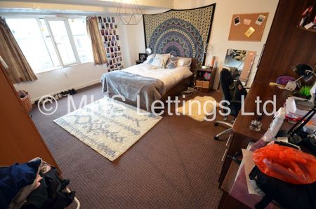 6 Bedroom Mid Terraced House for rent in Manor Drive - Photo 4
