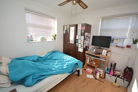 3 bed Flat for Rent - Photo 5