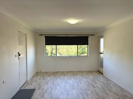 NORTH TAMWORTH - Renovated Upstairs One Bedroom Unit - Photo 1