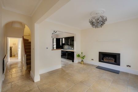 3 Bed House - Photo 2