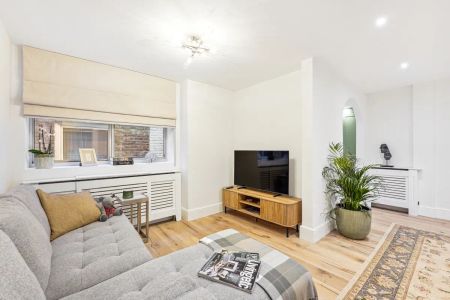 3 bedroom house in South Kensington - Photo 2