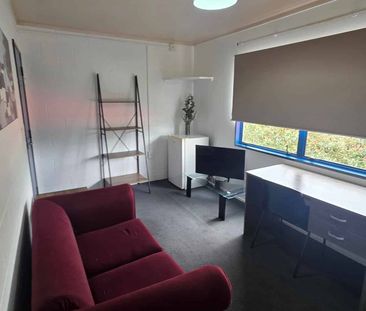 Centrally located & Move in ready! - Photo 2