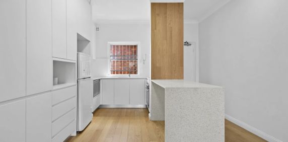 Top Floor. Modern finishes. Convenient location. - Photo 2