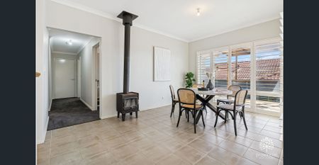 Spacious Modern Home Steps from Kalamunda Village - Photo 4