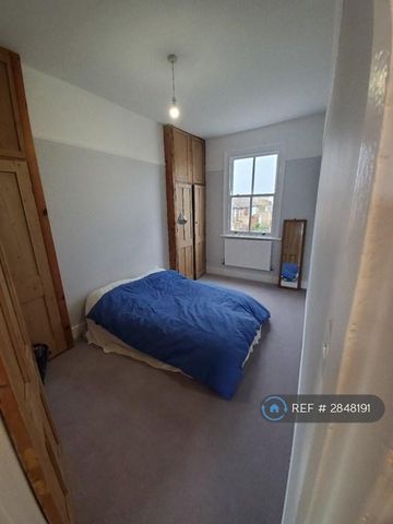 3 bedroom flat to rent - Photo 4