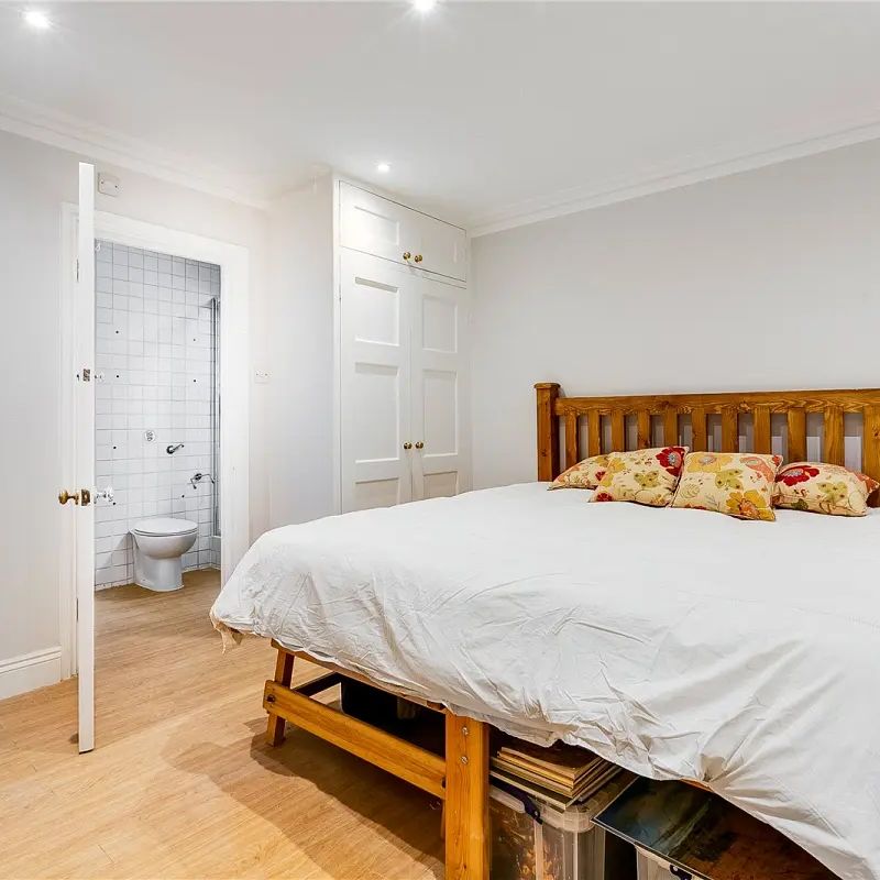 4 bedroom house in London - Photo 1