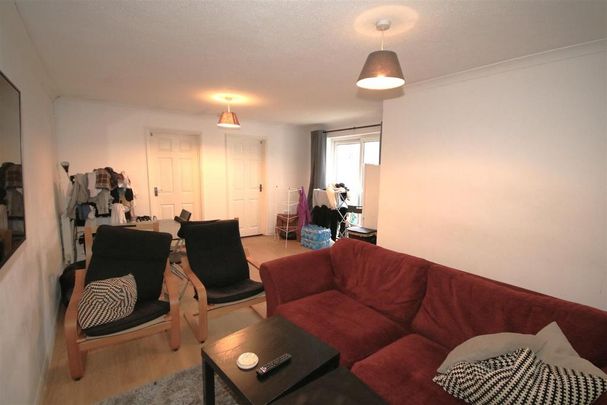 5 bedroom semi-detached bungalow to rent - Photo 1