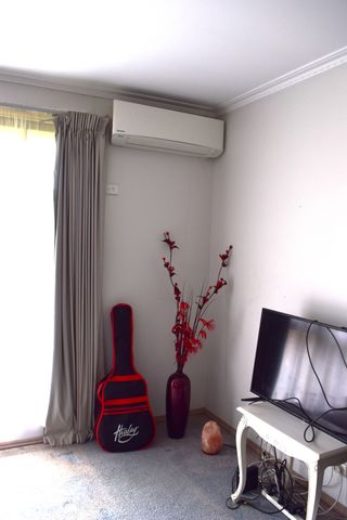 Neat 3 Bedroom Unit In Great Location - Photo 4