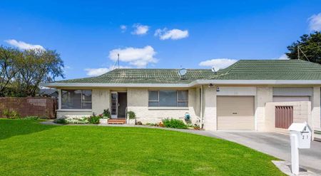 Sunny, Spacious & Convenient Modern 2 Bedroom Home - Photo 4