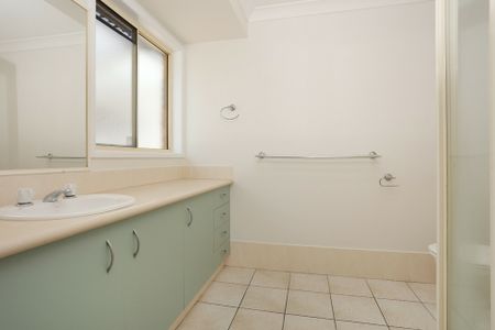 SPACIOUS FAMILY HOME WITH POOL - Photo 3