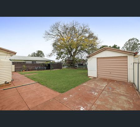 22 Welcombe Avenue, Rockville, Qld 4350 - Photo 2