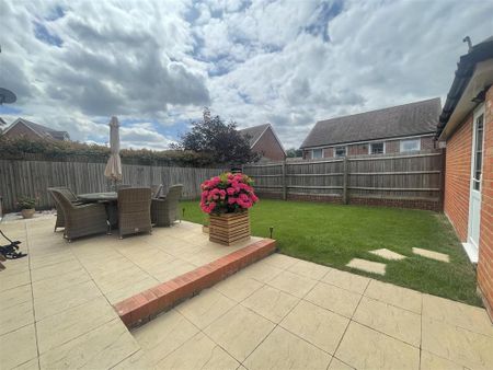 4 bedroom detached house to rent - Photo 2