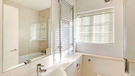 This spacious, third floor, two double bedroom apartment is located in the heart of Chelsea. The EPC rating is C. - Photo 5