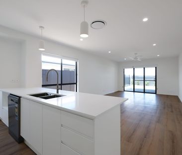 Stunning new home with ducted ac and solar! - Photo 6