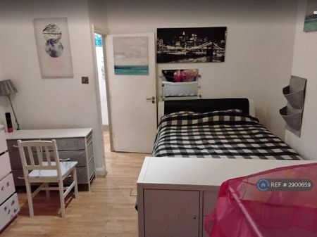 1 bedroom in a flat share to rent - Photo 3