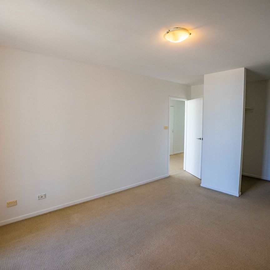 Spacious Inner-City Living with Stunning Harbour Views - Photo 1