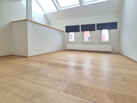 Exceptionally charming, RENOVATED house in a quiet street - Photo 2