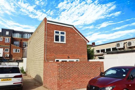 Grand Parade, Surbiton, KT6 - Photo 4