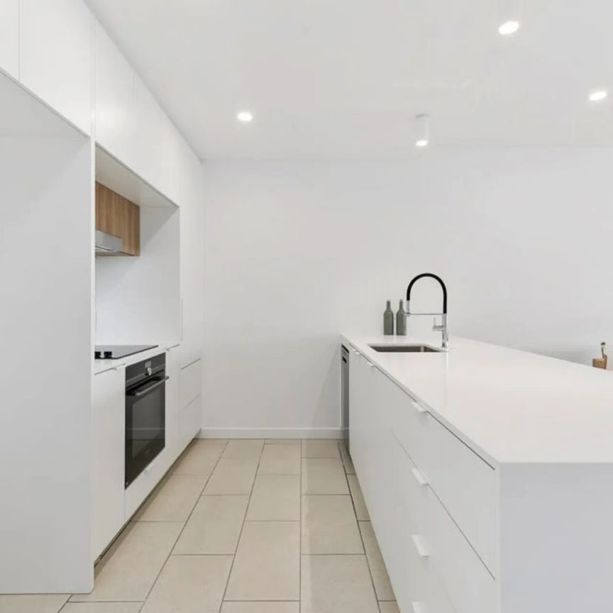 Stylish 2 Bedroom home with private court yard - Photo 1