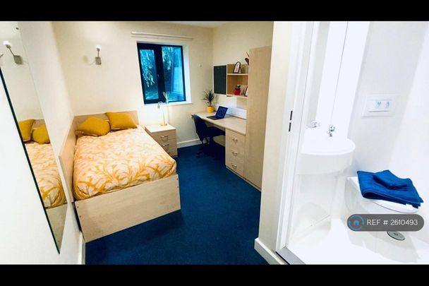 1 bedroom in a flat share to rent - Photo 1