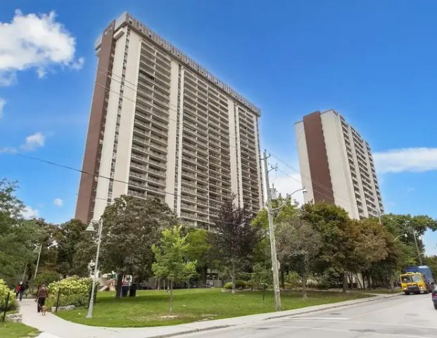 Upper Canada Court, Centre | 140 Erskine Avenue, Toronto - Photo 1