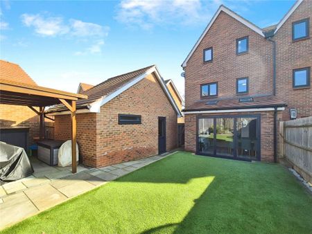4 bedroom semi-detached house to rent - Photo 5