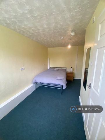 1 bedroom in a house share to rent - Photo 3