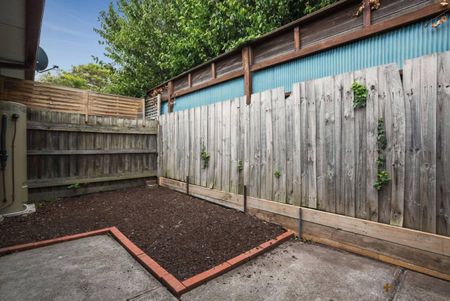 JUST RENOVATED l QUIET BLOCK l PRIVATE COURTYARD - Photo 5