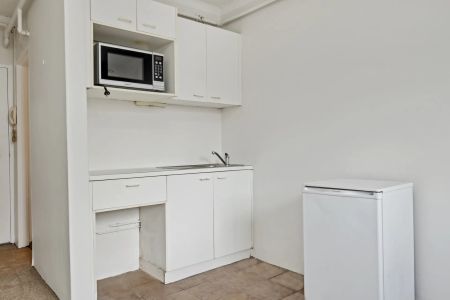 Centrally Located Studio apartment - Photo 2