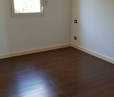 Location Appartement 4 pièces 75m² ST DENIS 97400 - Photo 2