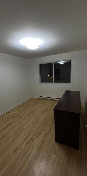 4-1/2 - Two Bed Apt. - Metro Angrignon - Photo 1