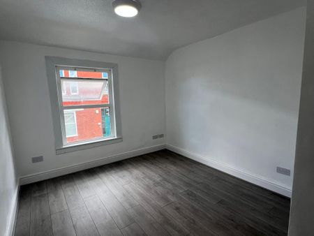 3 bedroom flat to rent - Photo 3