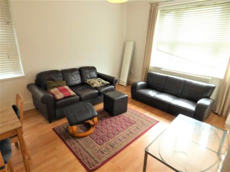 3 bedroom flat to rent - Photo 2