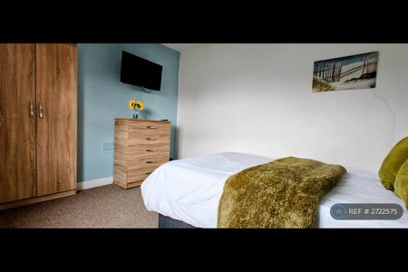 1 bedroom in a house share to rent - Photo 3