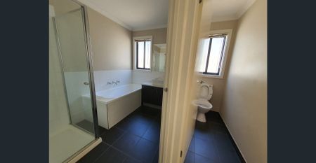 4 Bedrooms Beautiful House with Double Garage for Rent - Photo 5