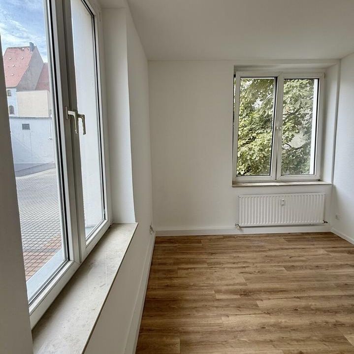 Willkommen in Ihrem neuen Zuhause! Diese großzügig geschnittene 3-Zimmer-Wohnung im 1. Obergeschoss eines umfassend sanierten Jugendstilhauses bietet modernen Wohnkomfort in historischem Ambiente.... - Photo 1