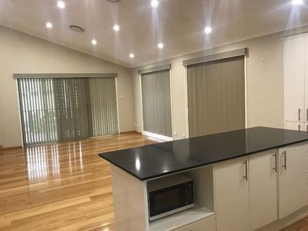 Ultra 5 Bedroom Mansion - Electricity Included - Photo 4