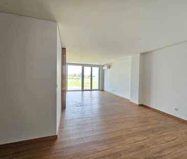 Semi-new 2 bedroom flat, next to the Wisteria Shopping Center! - Photo 5