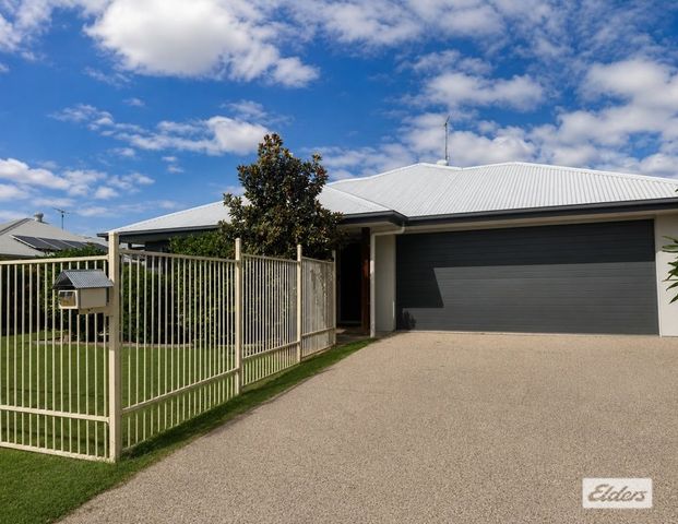 Beautiful Family Home in Mayfair Estate! - Photo 1