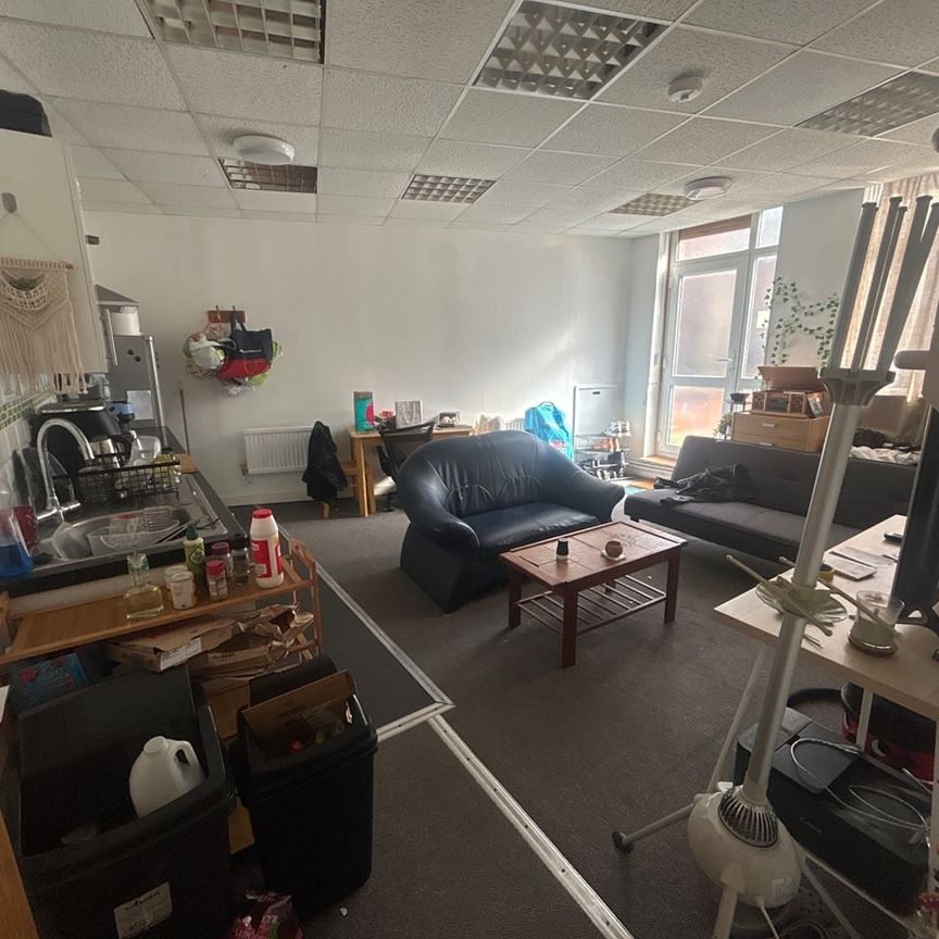 Room in a Shared Flat, Harcol House, SO17 - Photo 1