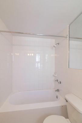 3555 Cote-des-Neiges Road, Montréal, QC - Photo 1
