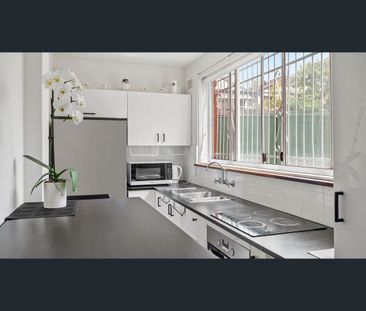 North-Facing Ground-Floor Apartment with Parking Near Maroubra Beach - Photo 3